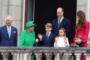 2022年6月5日，英女王登基70年白金禧官方活動最後一日，夏洛特小公主（前排右二）跟家人再次現身白金漢宮陽台。（法新社）