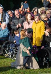 2019年12月25日，英國夏洛特小公主首次參加王室聖誕崇拜，崇拜結束後，媽媽凱特帶夏洛特走近民眾。（The Royal Family Facebook 圖片）