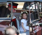 2018年5月19日，夏洛特小公主再次當花女。圖為爸爸威廉王子協助夏洛特坐進車內，準備離開教堂。 (法新社)