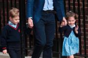2018年4月23日，夏洛特小公主 (右) 跟爸爸 (中) 哥哥 (左) 一起前往醫院探望媽媽和剛出世的弟弟。(法新社)