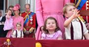 2017年6月17日，英國王室舉行英女王伊利沙伯二世91歲官方生日慶祝活動，夏洛特小公主穿着粉紅短袖裙子，跟與一眾王室成員聚首白金漢宮陽台，觀看女王壽辰巡遊。（法新社）
