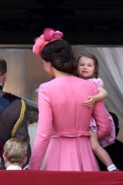 凱特抱着夏洛特小公主。（法新社）