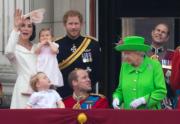 夏洛特小公主出席慶祝英女王90歲官方生日的盛大閱兵儀式。（法新社）