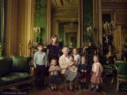 英女王伊利沙伯二世抱著夏洛特小公主，與其他孫兒曾孫合照。（The British Monarchy facebook圖片）