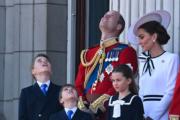2024年6月，前排左起：英國喬治小王子、路易小王子、夏洛特小公主。後排左起：王儲威廉、儲妃凱特。（法新社）