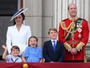 2022年6月2日，英女王登基70年白金禧官方慶祝活動首日，英國路易小王子（左）跟家人在白金漢宮陽台，觀看閱兵儀式及飛行表演。（法新社）