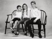 左起：英國路易小王子、夏洛特小公主、喬治小王子［The Prince and Princess of Wales X（前稱Twitter）單色圖片］