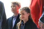 英國夏洛特小公主（前）跟爸媽及哥哥，2022年6月4日在位於威爾斯的城堡Cardiff Castle出席活動。（法新社）