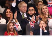 英國夏洛特小公主（前排左）跟家人一起觀看表演。（法新社）
