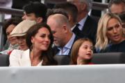英國夏洛特小公主（前排右）跟家人一起觀看表演。（法新社）