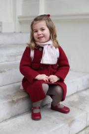 2018年1月8日，2歲半的夏洛特小公主上學了，照片由媽媽凱特拍攝。(The Royal Family facebook圖片)