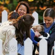 夏洛特小公主與一隻小兔子玩得十分開心。（The Royal Family facebook圖片 / press association）