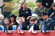 2025年5月5日紀念二戰歐洲終戰80年，前排左起：英國夏洛特小公主、喬治小王子、路易小王子、王儲威廉（路透社）