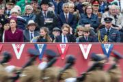 2025年5月5日紀念二戰歐洲終戰80年，前排左起：英國儲妃凱特、夏洛特小公主、喬治小王子、路易小王子及王儲威廉觀看巡遊。（路透社）