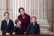 2025年5月5日紀念二戰歐洲終戰80年，英國威爾斯王妃凱特（後排）、喬治小王子（前排左）、路易小王子（前排中）與夏洛特小公主（前排右），在白金漢宮陽台觀看閱兵儀式。（法新社）