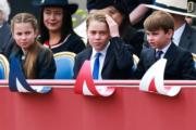 2025年5月5日紀念二戰歐洲終戰80年，（前排左起）英國夏洛特小公主、喬治小王子、路易小王子觀看巡遊。（路透社）