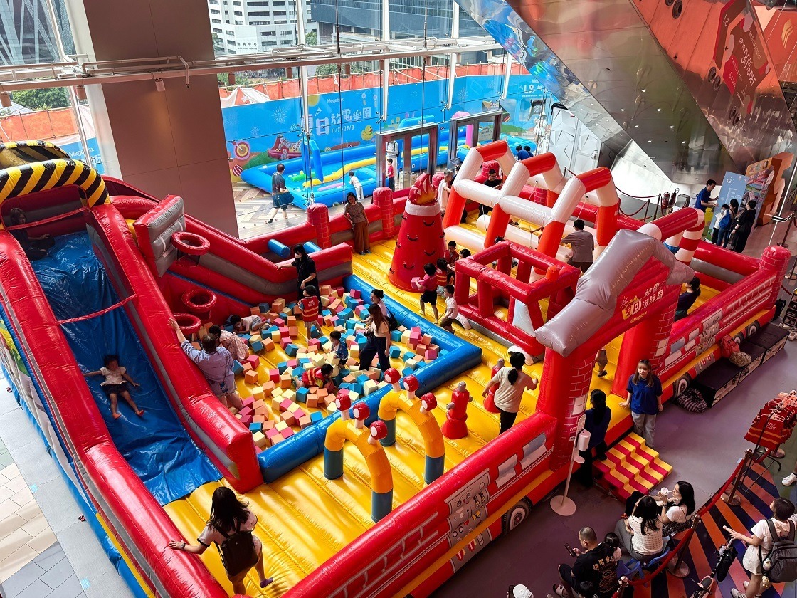 九龍灣MegaBox夏日放電樂園　巨型充氣彈牀、充氣消防車｜好去處