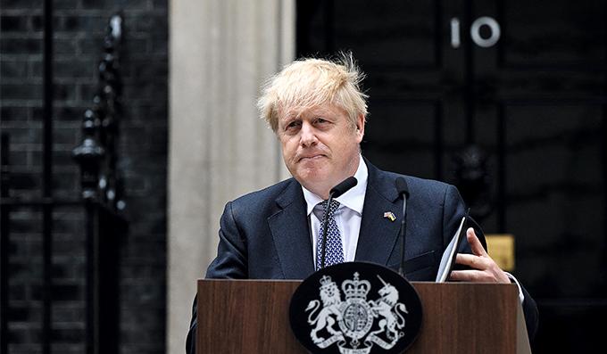 約翰遜七月七日中午在倫敦唐寧街十號首相府外，宣布辭任英國首相及保守黨黨魁。（明報資料室）
