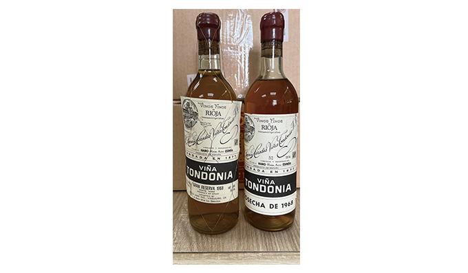 西班牙「膜拜酒」一九六八年的Viña Tondonia Gran Reserva Blanco。左瓶為出口到美國版本。（劉致新提供）