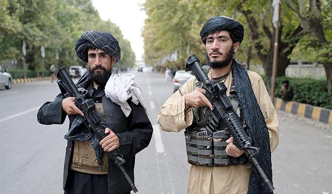 塔利班重奪阿富汗控制權一周年，局勢未見轉好。喀布爾街頭及政府設施有荷槍實彈的塔利班士兵駐守。（明報資料室）