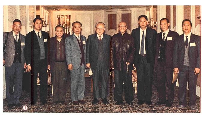 一九八九年一月十三日下午，在廣州基本法會議廳內，錢偉長（中）、馬臨教授（右三）接見香港赴穗代表團成員合照。左一為李甯漢。（梁榮能提供）