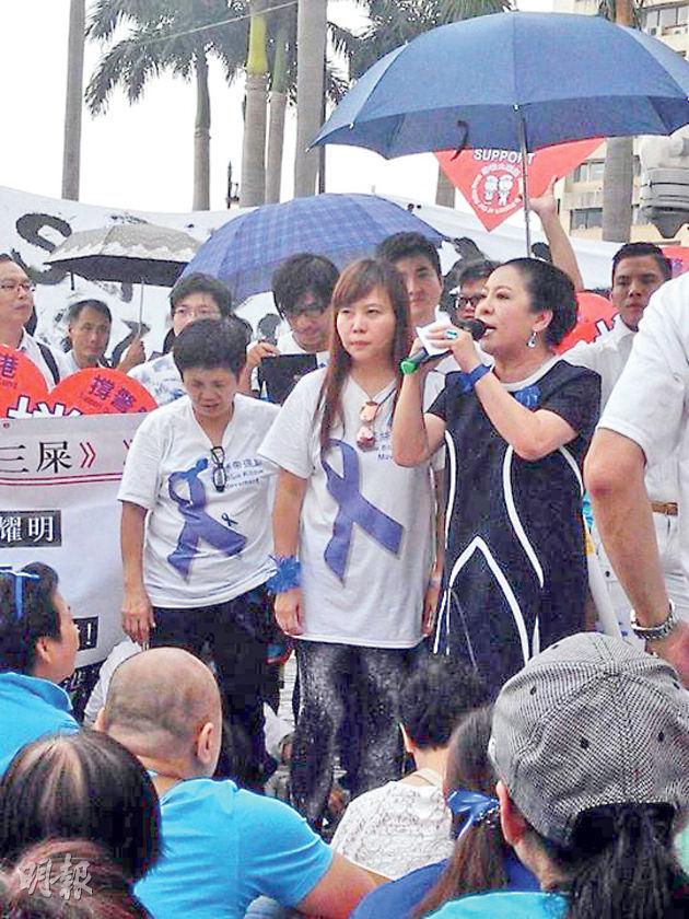 向華強妻兒出席撐警集會- 20141005 - 要聞- 每日明報- 明報新聞網