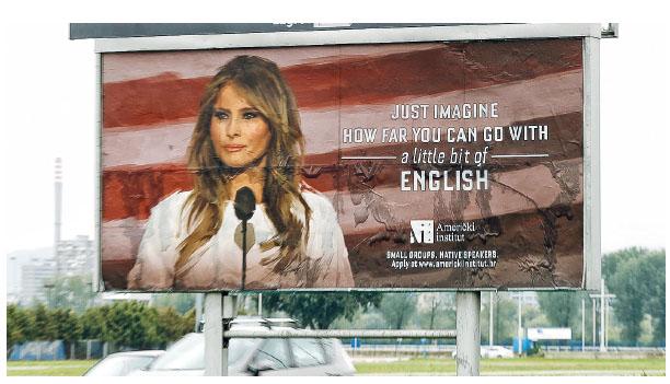 印有美國第一夫人梅拉尼婭肖像的廣告板日前出現在克羅地亞，成為語言學校宣傳道具。（網上圖片）