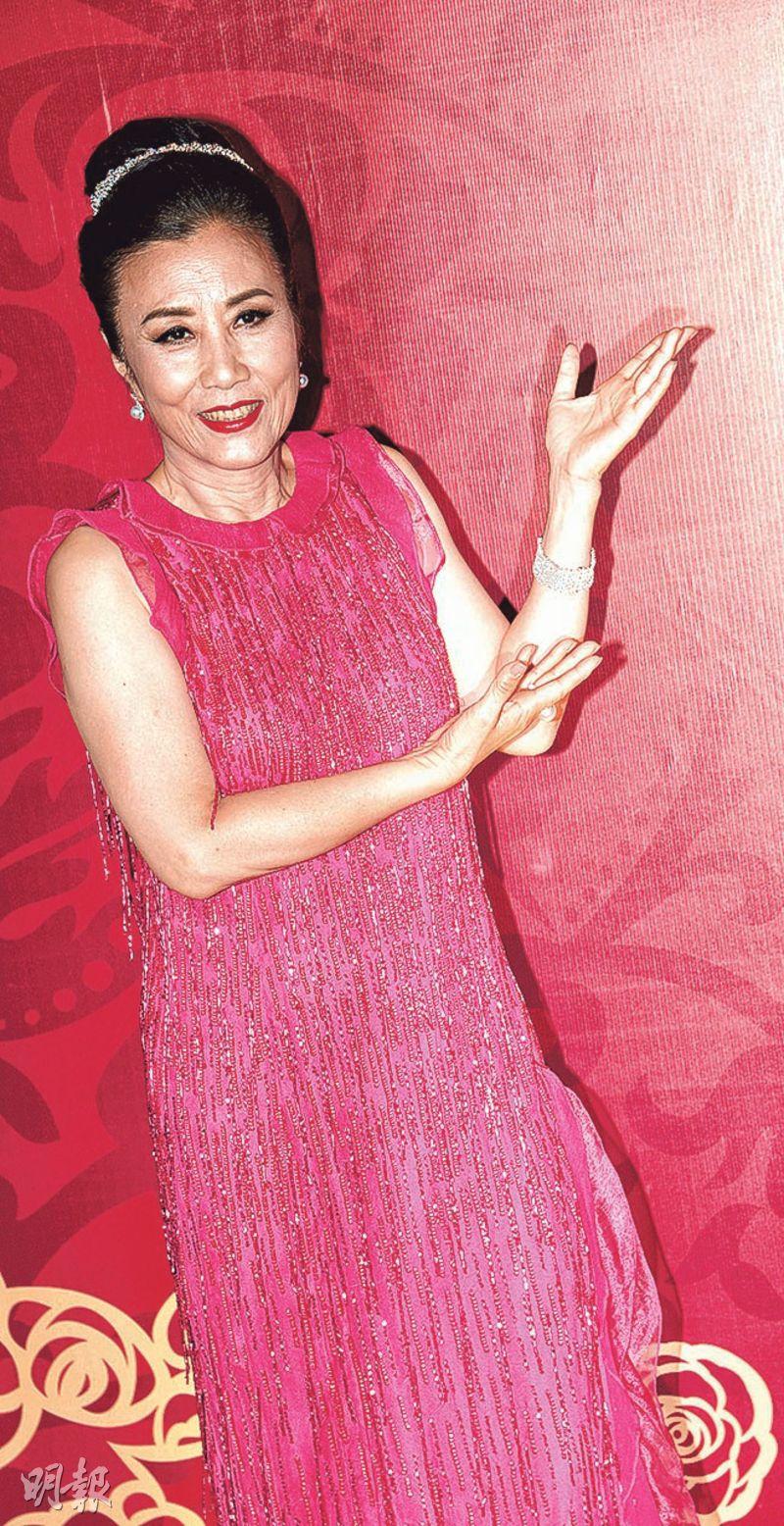 汪明荃心情靚靚以一身迷人Pink Lady打扮亮相。（攝影﹕劉永銳）