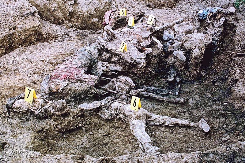 圖為波斯尼亞東部一條村落附近1996年7月發現亂葬崗，死者是逃離斯雷布雷尼察時遇害的穆斯林。