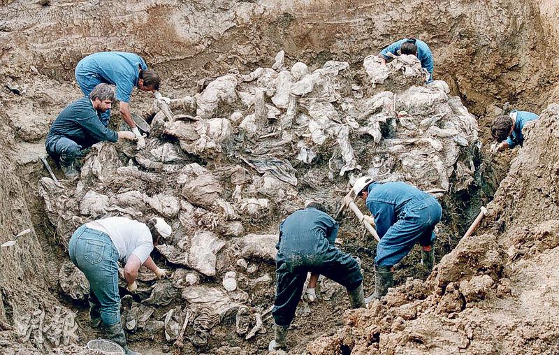 波斯尼亞戰爭導致逾10萬人死亡，是二戰後歐洲最慘烈戰爭。右圖為鑑證人員1996年7月在薩拉熱窩東北部一條村莊檢視亂葬崗中的屍體。