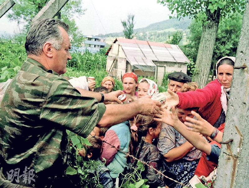 1995年7月，姆拉迪奇曾向斯雷布雷尼察難民派發食物。