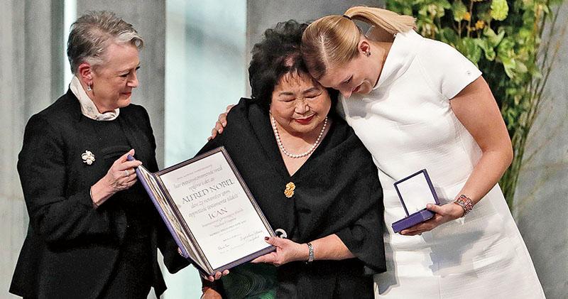 「國際廢除核武器運動」（ICAN）執行總監菲恩（Beatrice Fihn，右）昨與日本原爆倖存者瑟洛（Setsuko Thurlow，中；原名中村節子），在挪威奧斯陸代表領取諾貝爾和平獎。