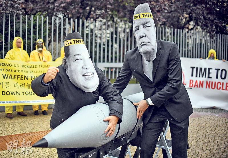 國際廢除核武運動的成員9月中戴上朝鮮領袖金正恩（左）和美國總統特朗普（右）的面具，在美國駐德國柏林大使館外示威呼籲禁用核武。