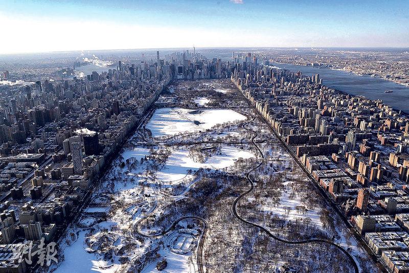 紐約市受到雪暴和炸彈氣旋吹襲，中央公園上周五被雪覆蓋。