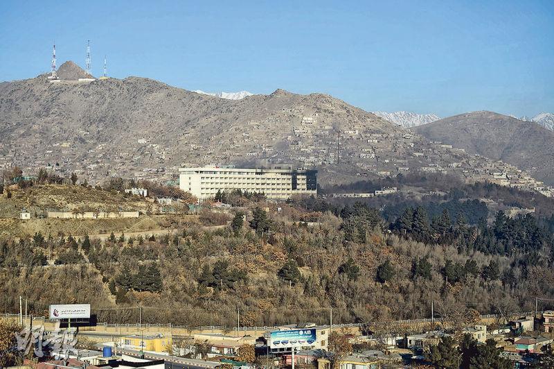 遇襲的喀布爾洲際酒店樓高6層，與同名的國際連鎖酒店並無關係。該酒店是喀布爾人舉行婚宴、會議或官員開會的熱門場合。