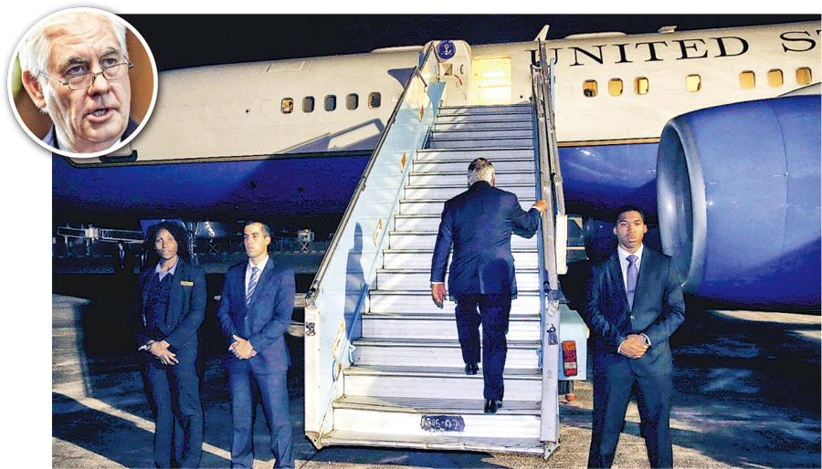 蒂勒森（中及左上方圓圖）周一登上專機離開尼日利亞首都阿布賈，提前結束外訪非洲行程，惟翌日總統特朗普宣布他的國務卿職務亦已告終。