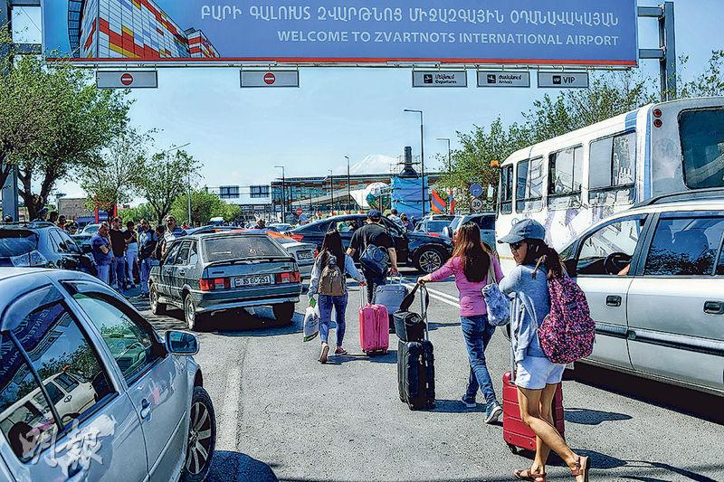 受示威者駕車堵塞通往首都埃里溫機場的道路影響，有旅客昨天要拖著行李箱徒步前往機場。