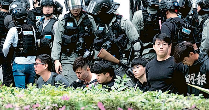 警40分鐘稱「遊行完」 圍捕「非法集結者」 指有人設傘陣圍途人 林卓廷譴責濫捕