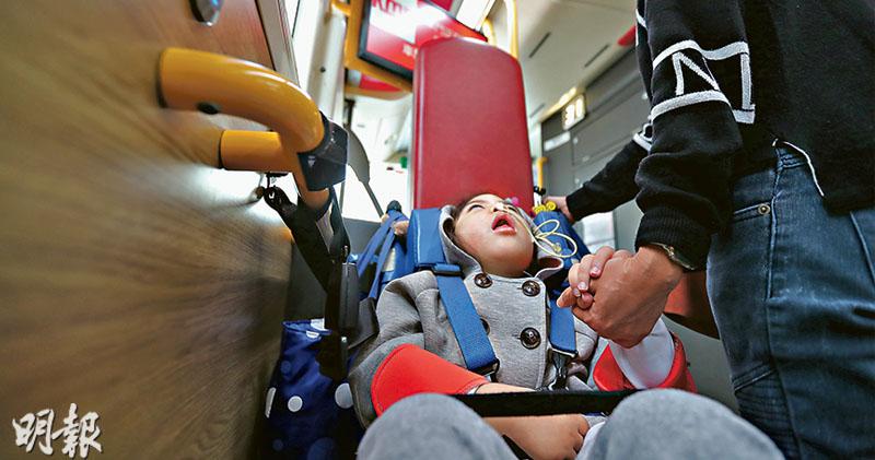 拒載輪椅童  九巴致歉處分司機  母：醫生鼓勵多外出  若受阻生命就是零