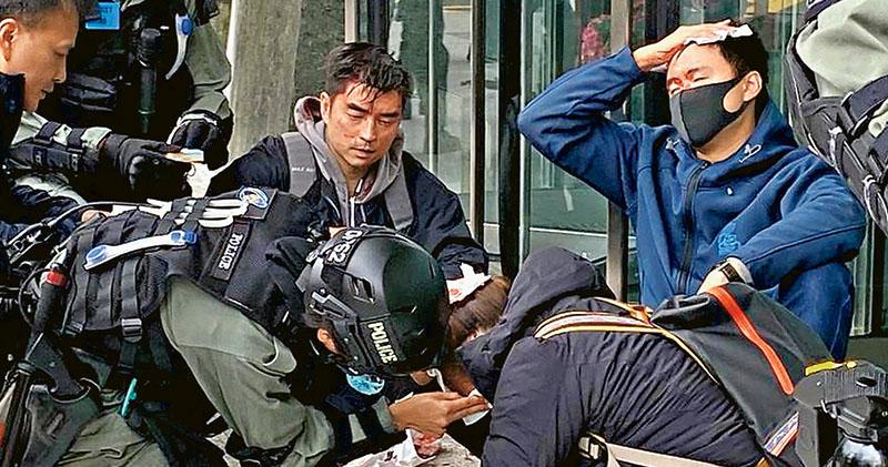 警促腰斬集會遭圍毆  催淚彈清場  發起者劉頴匡被捕  有市民遭防暴打穿頭