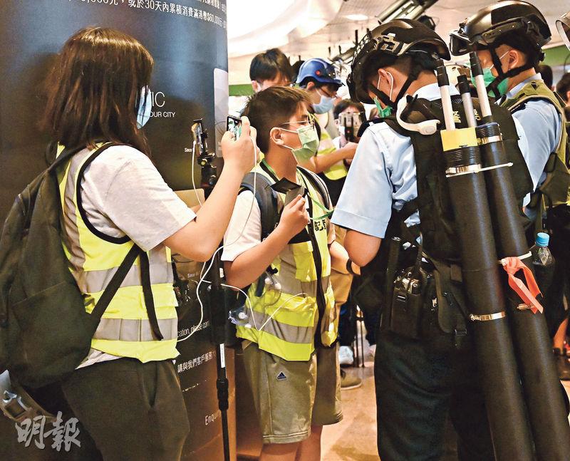 12歲童報稱記者警罵非法童工一度帶署- 20200511 - 港聞- 每日明報- 明報新聞網