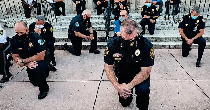 反警暴蔓延 特朗普言論撥火 警察下跪祈禱 多國聲援示威