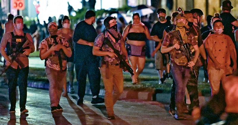 持槍民兵巡邏 威斯康星添亂 17歲白人青年涉示威現場槍殺兩人 警被指「放生」