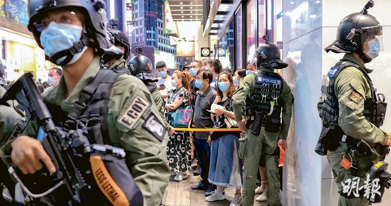 十一聚銅鑼灣 千警封街拘74人 網民發起示威 「月夕行動」未見