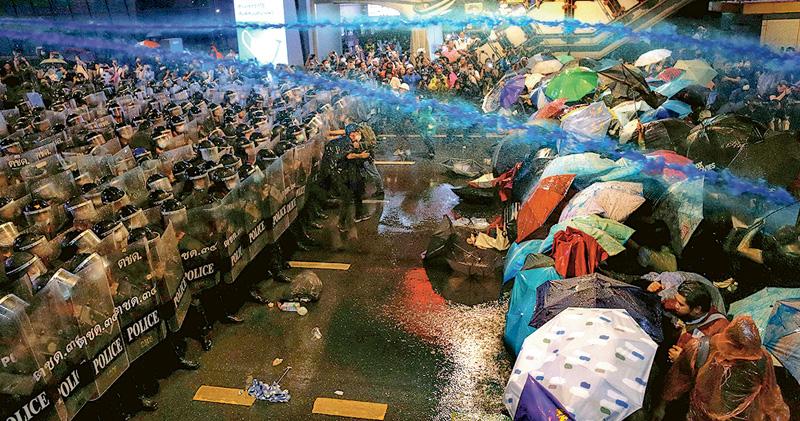 泰警射水炮 示威者傘陣抵擋 泰王：國家需愛國家和君主制的人民