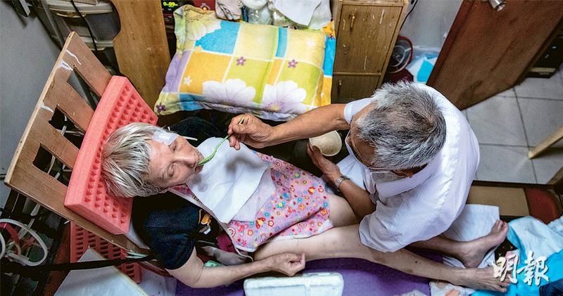 院舍禁探訪阻家屬餵食 長者消瘦 七旬翁接認障老伴回家照顧 「一腳踢」辛苦無助