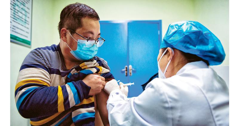 深圳出國者明起免費打新冠疫苗 每天限500人預約 依需求調整