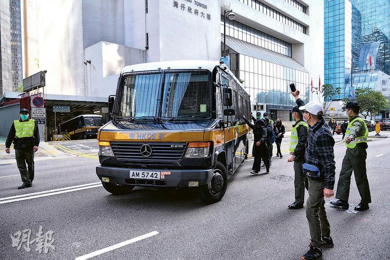 貨櫃車失控掃隔音屏司機拋車外命危 圖片看世界 每日明報 明報新聞網