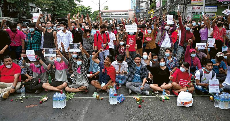 無懼軍方封網鎖街 緬甸數千人示威 政變後最大型 民衆舉三指禮高叫反獨裁