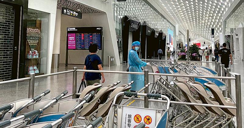 餐廳員工染疫 深圳機場停500航班 確診者曾打兩劑國藥 客運大樓舖全關